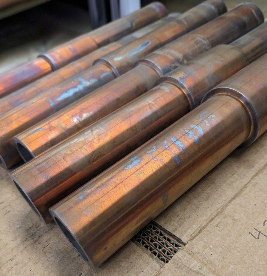 Tubos de cobre con acabado térmico recién mecanizados